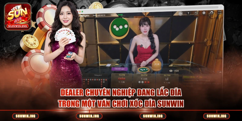 Dealer chuyên nghiệp đang lắc đĩa trong một ván chơi Xóc Đĩa Sunwin